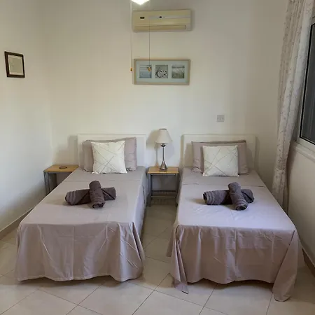 Spacious 2 Bedroom House With Great Views 度假居