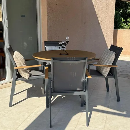 Spacious 2 Bedroom House With Great Views 度假居