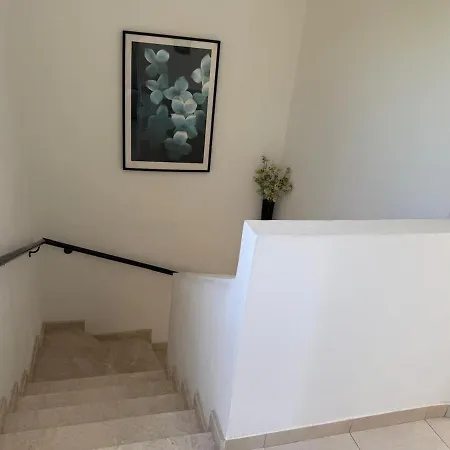 Spacious 2 Bedroom House With Great Views 度假居