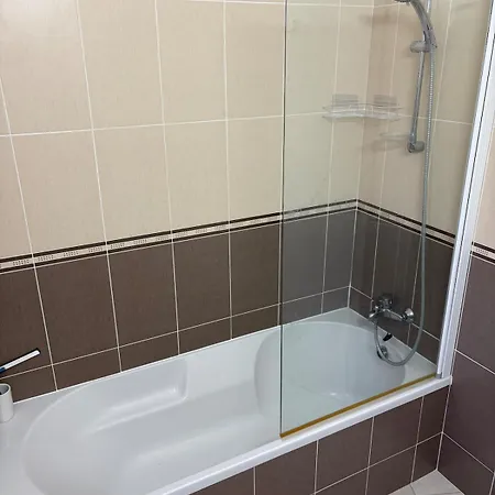 Spacious 2 Bedroom House With Great Views 度假居